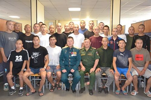 Герой России Чалым Чулдум-оол пообщался с сотрудниками военкомата и новобранцами