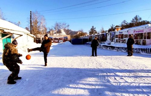 Постояльцы Дерзиг-Аксынского дома-интерната сыграли в уличный футбол