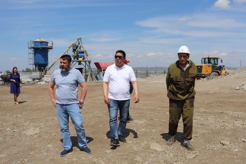 Депутат Госдумы Айдын Сарыглар проинспектировал строящуюся школу в селе Бай-Хааке