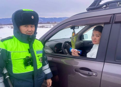 В Туве сотрудники Госавтоинспекции поздравили женщин-водителей с 8 Марта