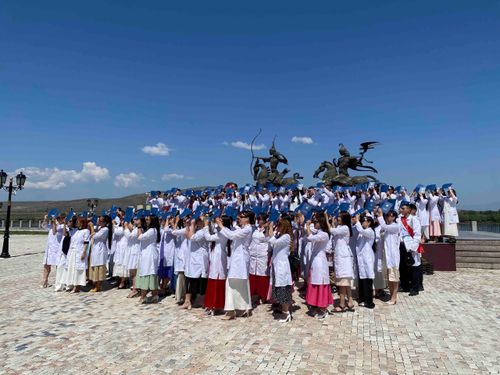 В Туве более 200 выпускников медколледжа получили дипломы