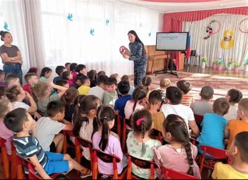 Госавтоинспекторы Кызыла рассказали дошколятам о ПДД