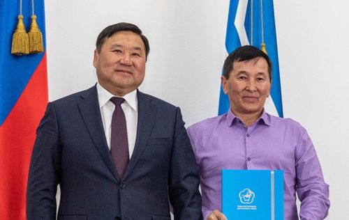 Владислав Ховалыг наградил работавших на Донбассе врачей из Тувы