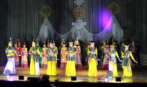 Участникам Ак-Довуракского театра моды и костюма «Бадма» рассказали о модных тенденциях