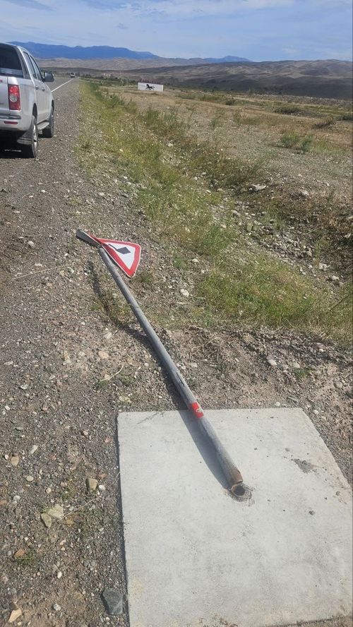 Вандалы повредили дорожные знаки на подъезде к селу Кара-Хаак