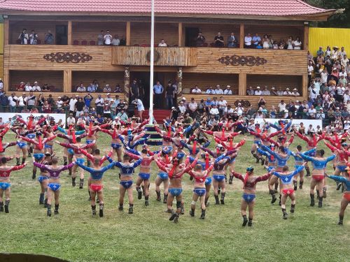 В Кызыле стартовал турнир по национальной борьбе хүреш среди сильнейших борцов