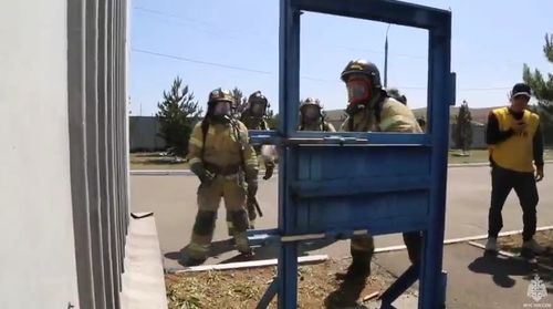 В Туве огнеборцы соревновались на лучшее звено газодымозащитной службы