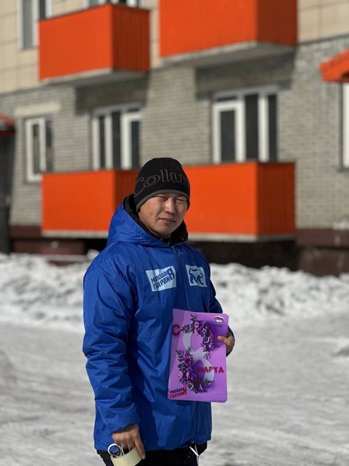 Активисты «Единой России» и «Молодой Гвардии» поздравили жительниц многоквартирных домов с Международным женским днем