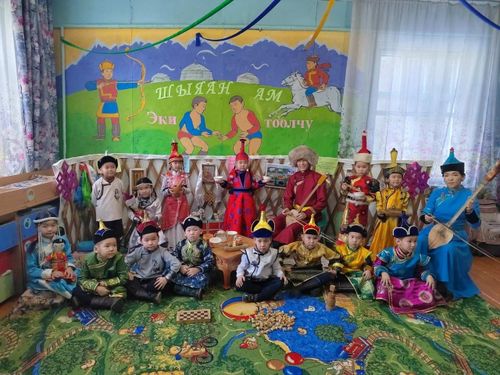 Чаштар тыва улустуң тоолдарын ыдып, мөөрейлешкен