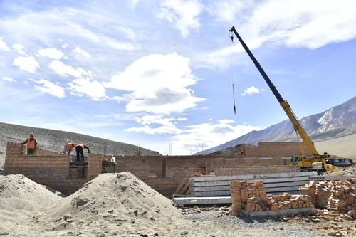 Глава Тувы ознакомился с ходом строительства новой школы в отдаленном Монгун-Тайгинском районе