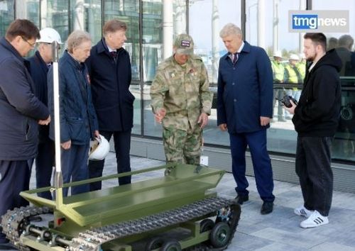 Анатолий Серышев балыгланган оолдар камгалаар робот комплекизин «СКИФ» батальоннуң дайынчыларынга дамчыткан