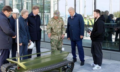 Полпред передал бойцам батальона «СКИФ» роботизированный комплекс для эвакуации раненых