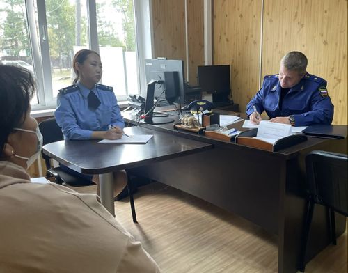 Прокурор республики Сергей Дябкин 2 сентября 2022 года провел выездной прием граждан в Тоджинском районе.