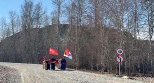 Знамя тувинских добровольцев продолжает свой путь по муниципалитетам Тувы