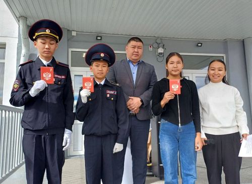 Школьники Ак-Довурака получили свои первые паспорта