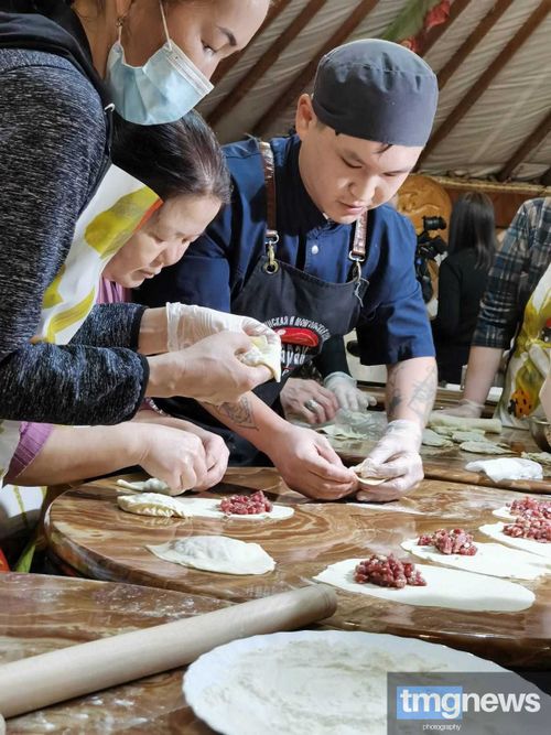 В Кызыле прошел мастер-класс по приготовлению хуужууров