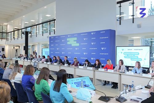 Тывадан база дөрт төлевилел «Билиг» ниитилелиниң ада-иелер каттыжылгаларының эгелекчи саналдар мөөрейиниң тиилекчилер санынче кирген