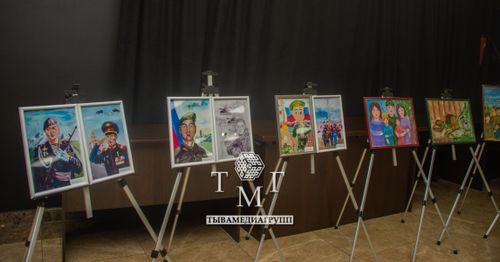 В Кызыле открылась выставка портретов участников СВО художника Дмитрия Клавсуца