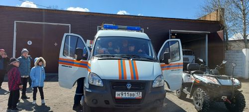 Воспитанники Центра социальной помощи семье и детям города Кызыла примерили на себя работу спасателя