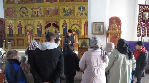 Для детей участников СВО из Тувы провели экскурсию по воскресенскому кафедральному собору Кызыла