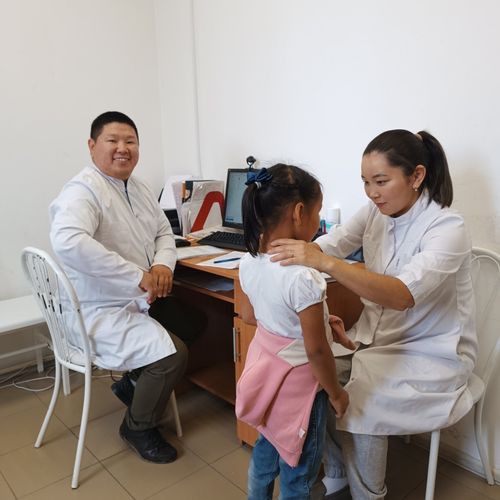 Бригада врачей Дзун-Хемчикского ММЦ провела выездной прием для дошкольников и работников образовательных учреждений в селе Чыраа-Бажы