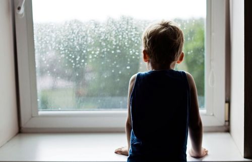 Как обезопасить своего ребенка от выпадения из окна