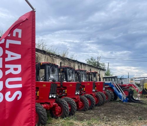 В Кызыл доставили партию современных тракторов «Беларус 82.1»