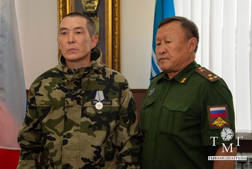 За проявленные в зоне СВО отвагу, мужество и героизм добровольцам Тувы вручили государственные награды