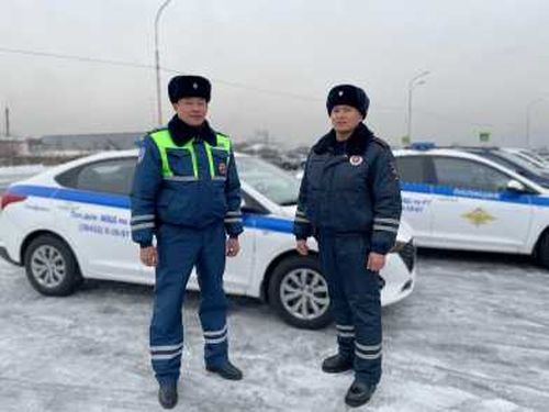 В Туве сотрудники полиции в 40 градусный мороз спасли мужчину от обморожения