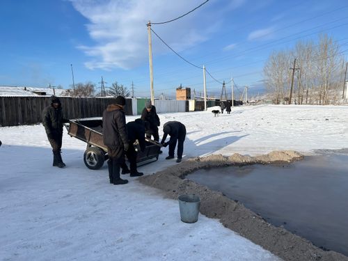 В городе Чадане Дзун-Хемчикского района устраняют последствия выхода наледевых вод