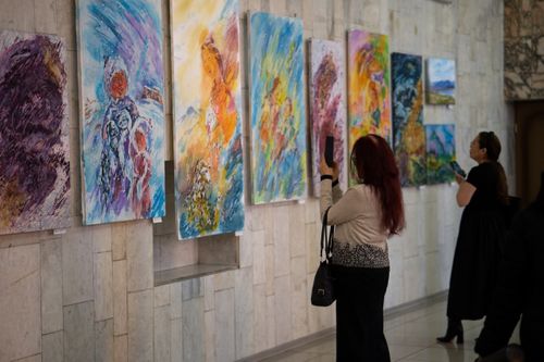 В Национальном театре состоялось открытие выставки Лады Конгар «Тувинский батик»