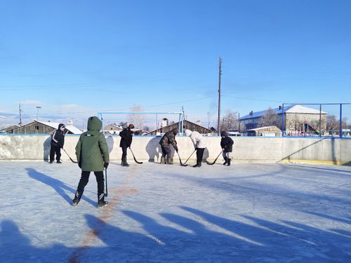 В Чаа-Хольском районе школьники сыграли в необычный хоккей — на валенках