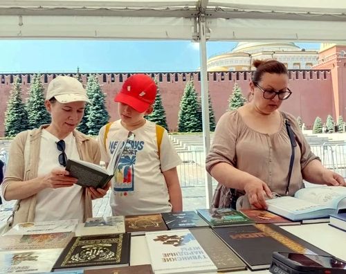 Тываның ном үндүрер чери Кызыл шөлде ном фестивалында киржип турар