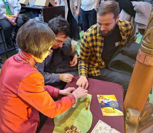 «Россия» көрүлде-делгелгезиниң аалчылары тыва оюннарга идепкейлиг киришкен