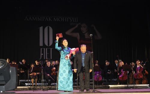 Молодой солистке Тувгосфилармонии присвоили звание «Заслуженный артист Республики Тыва»