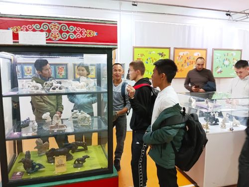 В Доме художника открылась выставка-конкурс изделий мастеров-камнерезов «Магия камня»