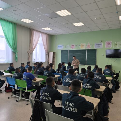 Ветеран СВО Чингис Сарыглар встретился со школьниками