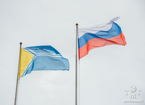 На площади Арата состоялась церемония поднятия флагов России и Республики