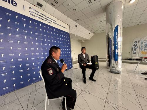 Школьники Кызыла встретились с ветераном боевых действий