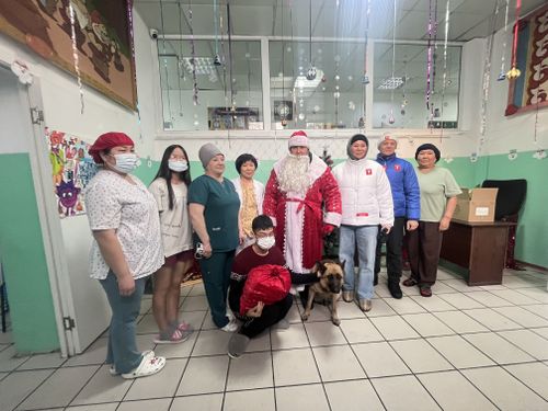 Дед Мороз специального назначения поздравил детей Тувы с новым годом