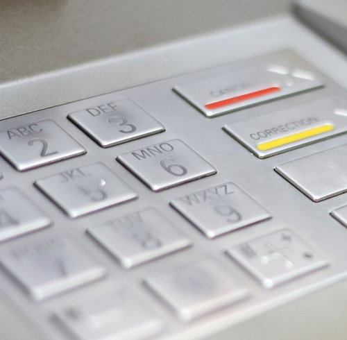 Мошенники снимают деньги в банкоматах без пластиковых карт людей