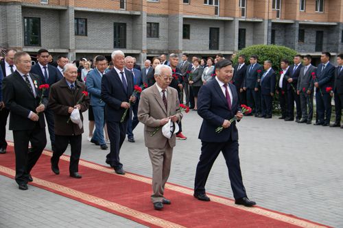 В Кызыле возложили цветы к памятнику Буяна-Бадыргы