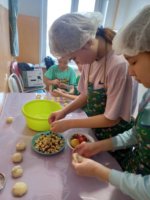 В Кызылском соццентре детей учат печь булочки