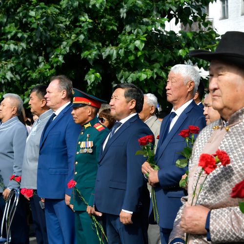 В Кызыле возложили цветы к памятнику Буяна-Бадыргы
