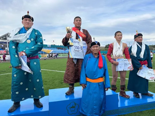 Победителем первенства по национальной борьбе хуреш среди юношей стал Сугдер Намчаа из Эрзина