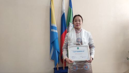 Администрация Бай-Тайги вручила сертификат 15-кратной чемпионке Тувы по женской борьбе Алдынай Даржаа