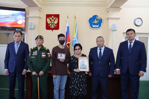 В Верховном Хурале прошла церемония вручения орденов семьям погибших военнослужащих