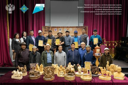 Доңгак Окаанчык аттыг ыяштан чазаан биче хевирниң скульптура мөөрейиниң тиилекчилери