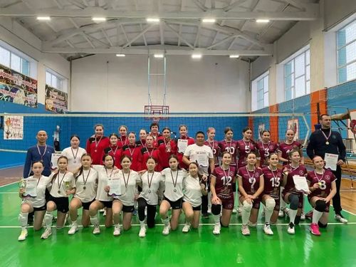 Владислав Ховалыг поздравил волейболисток из Кара-Хаака с бронзой окружного турнира