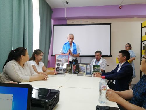 Знаменитые писатели Сибири побывали в селе Теве-Хая Дзун-Хемчикского района